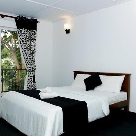 Sadhara River View Lodge Канди Екстериор снимка