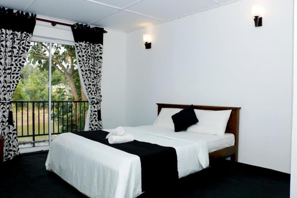Sadhara River View Lodge Канди Екстериор снимка