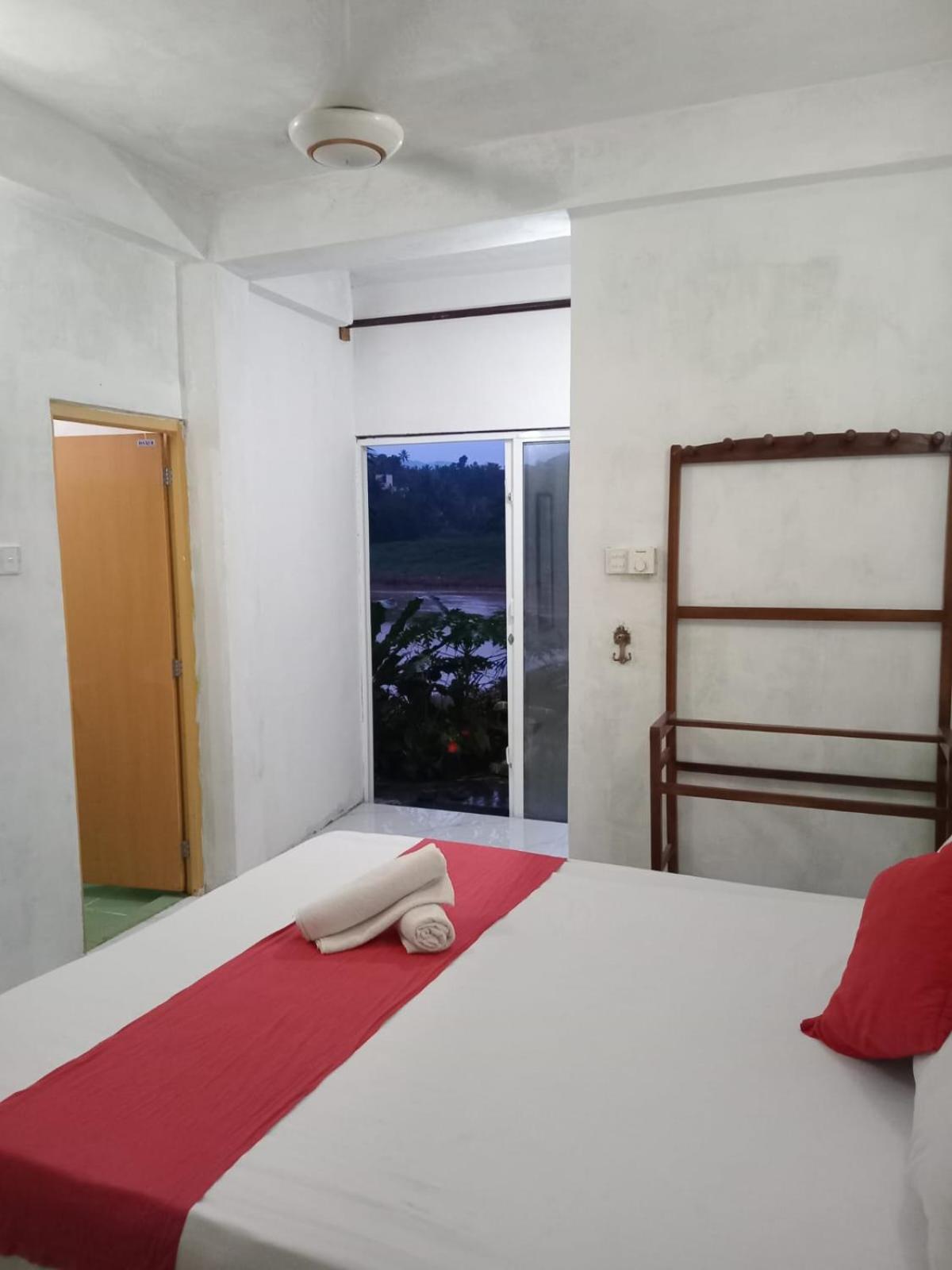 Sadhara River View Lodge Канди Екстериор снимка